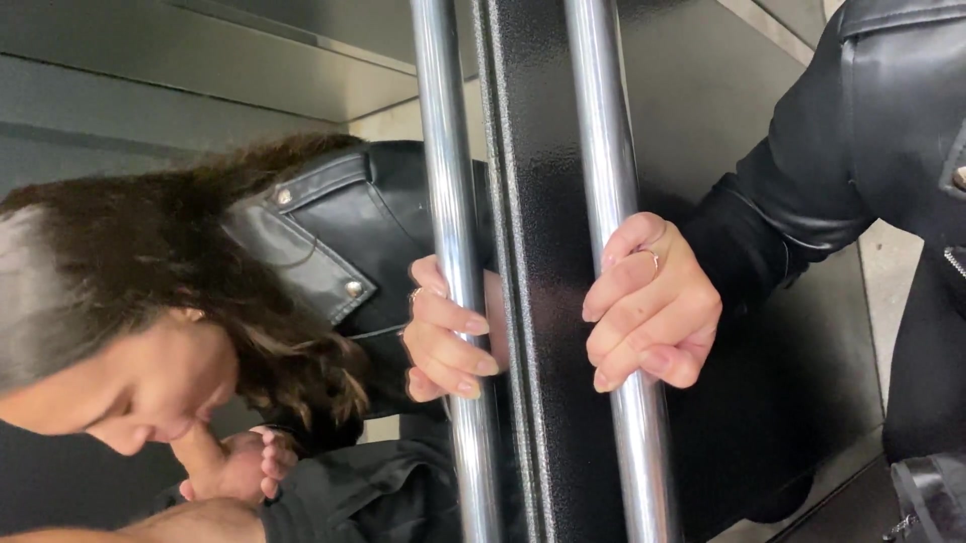 Порно в лифте японки фото 86